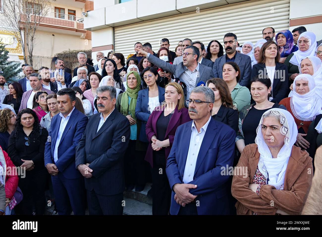 Serhat Eren, Diyarbakir-Abgeordneter der Partei für Gleichstellung und Demokratie (dem), wird während des Protestes gesehen. Die Entscheidung des Justizministeriums, das Recht auf Wahl des Metropolitan Mayor Kandidaten der Partei für Gleichstellung und Demokratie, Abdullah Zeydan, der die Kommunalwahlen in Van gewann, zu streichen, wurde von den kurdischen politischen Parteien protestiert. Mitglieder und Abgeordnete der Partei für Gleichstellung und Demokratie (dem) und der Partei für Demokratische Regionen (DBP) nahmen an dem Protest vor dem Gebäude des Provinzwahlausschusses in Diyarbak Teil Hunderte von Menschen Stockfoto