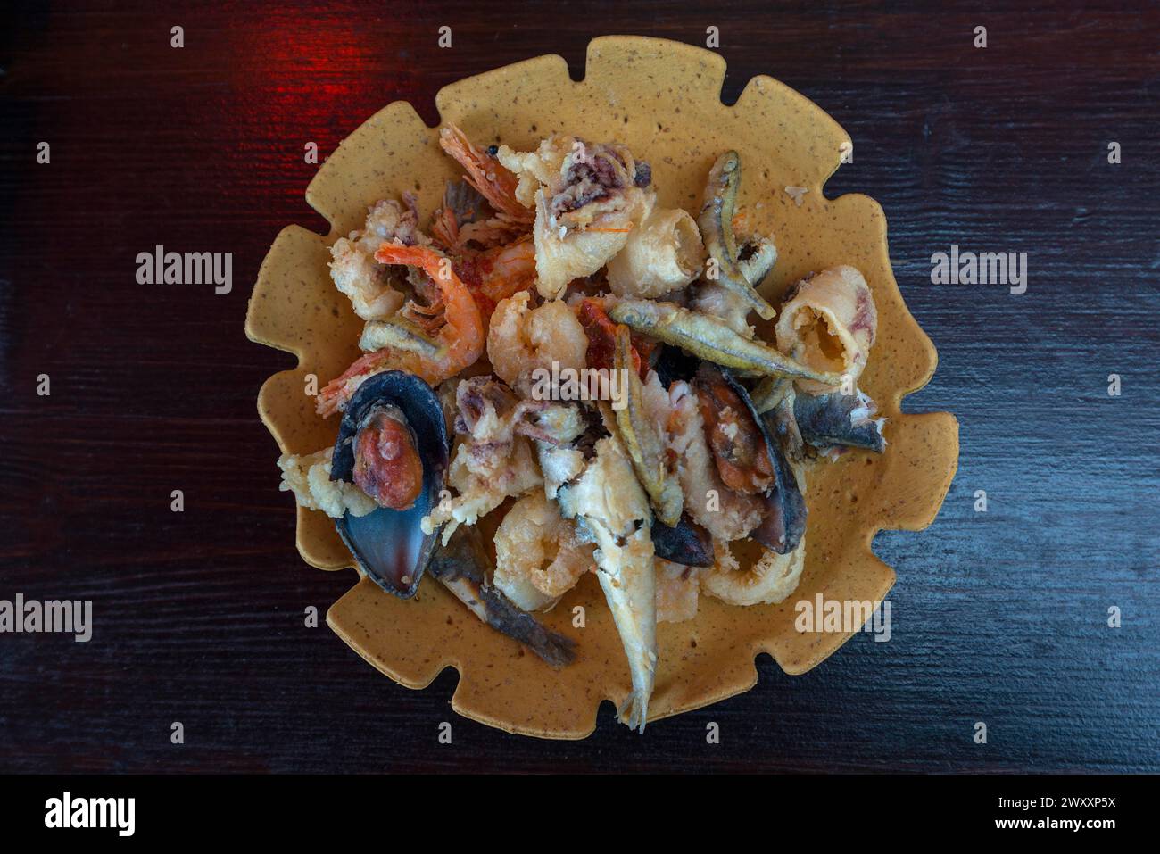 Frittierte Meeresfrüchte, Fritto Misto gebacken auf einem Teller Brotteig, Burano, Venedig, Italien Stockfoto