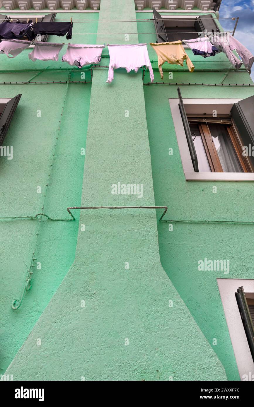 Farbenfrohe Hausfassade mit Kamin und Wäscherei in der Linie, Burano, Venedig, Venetien, Italien Stockfoto