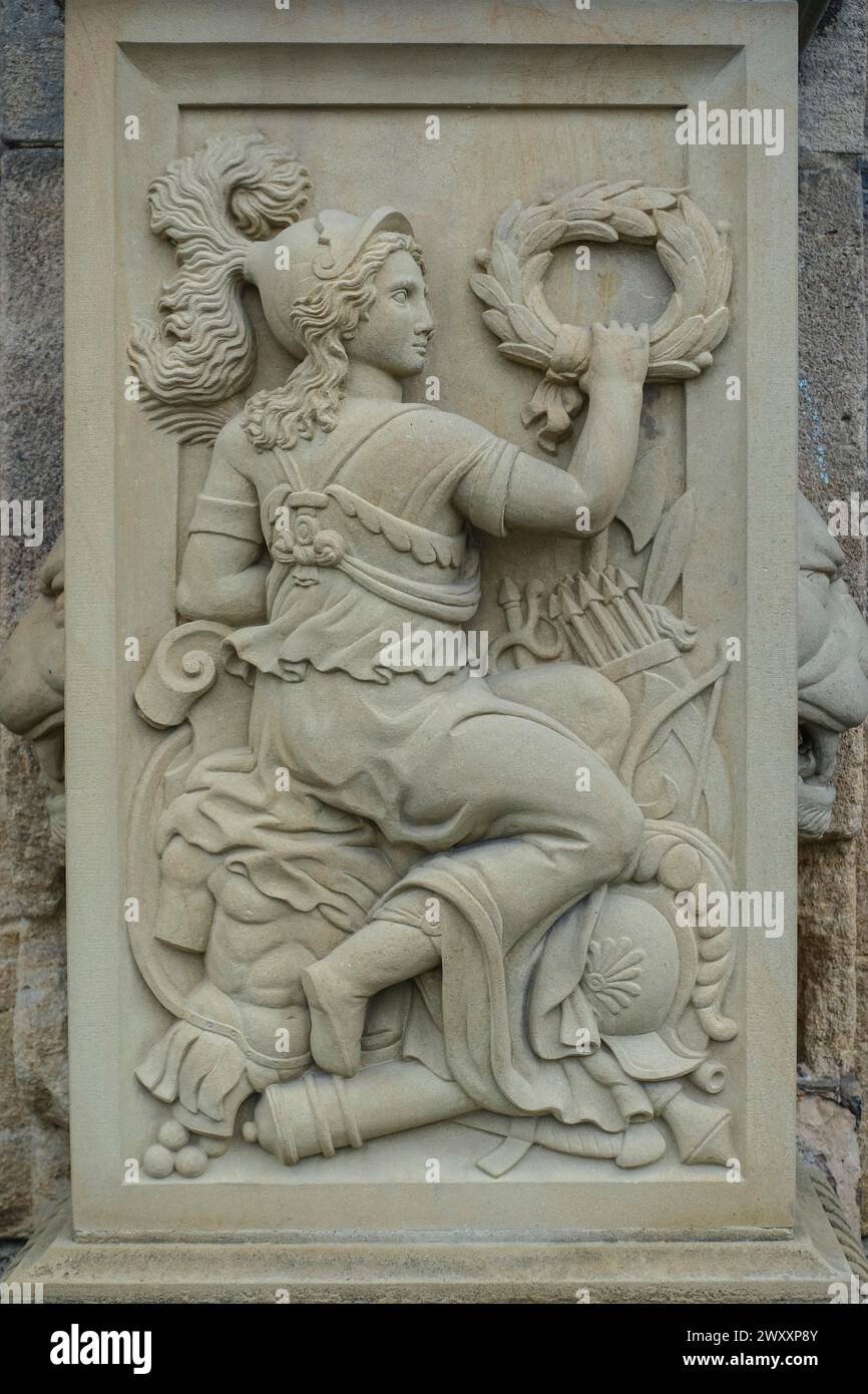 Relief, Steinfigur, Kriegerin mit Helm und Kranz am Torportal, unteres Burgtor, Splatte, restaurierte Skulptur, Hohentuebingen Stockfoto