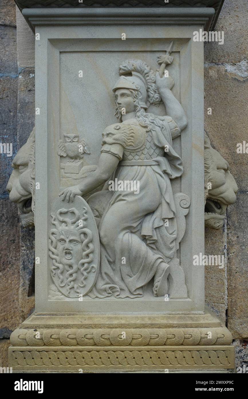 Relief, Steinfigur, Kriegerin mit Helm und Schild am Torportal, unteres Burgtor, Splatte, restaurierte Skulptur, Hohentuebingen Stockfoto