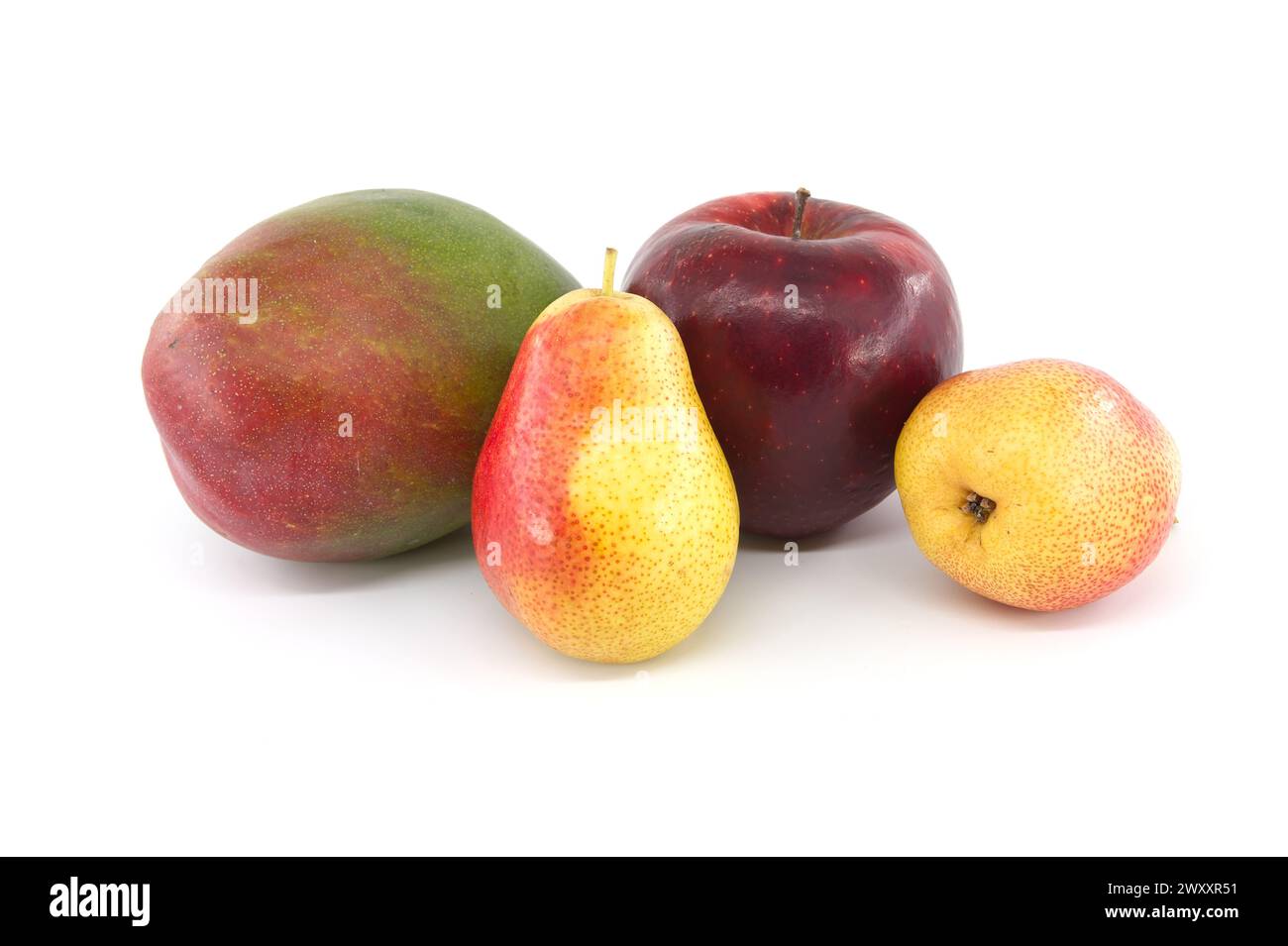 Frische, mehrfarbige, reife Mango, Birnen und rote Apfelfrüchte, isoliert auf weißem Hintergrund Stockfoto