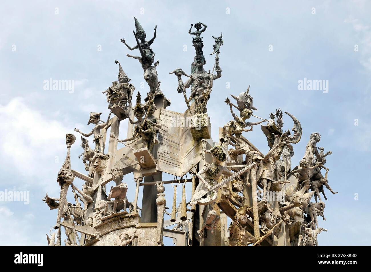 Karnevalsbrunnen, Schillerplatz, Altstadt, Mainz, künstlerische Installation mit zahlreichen Fantasy-Kreaturen, erhebt sich in den Himmel, Mainz Stockfoto