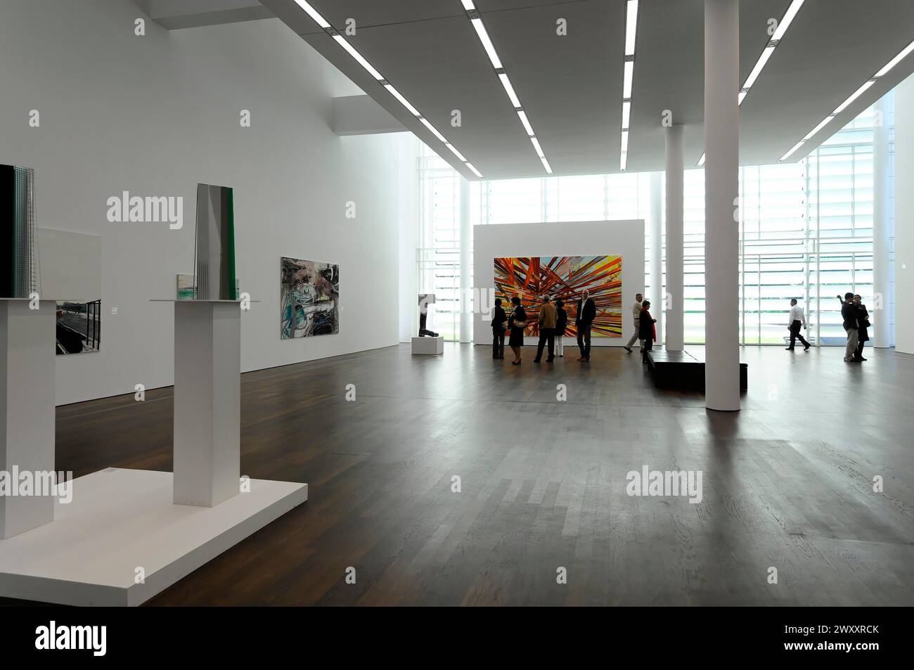 Museum Frieder Burda, Architekt Richard Meier, Baden-Baden, Schwarzwald, Besucher einer modernen Kunstgalerie mit verschiedenen Kunstwerken, Baden Baden Baden Stockfoto