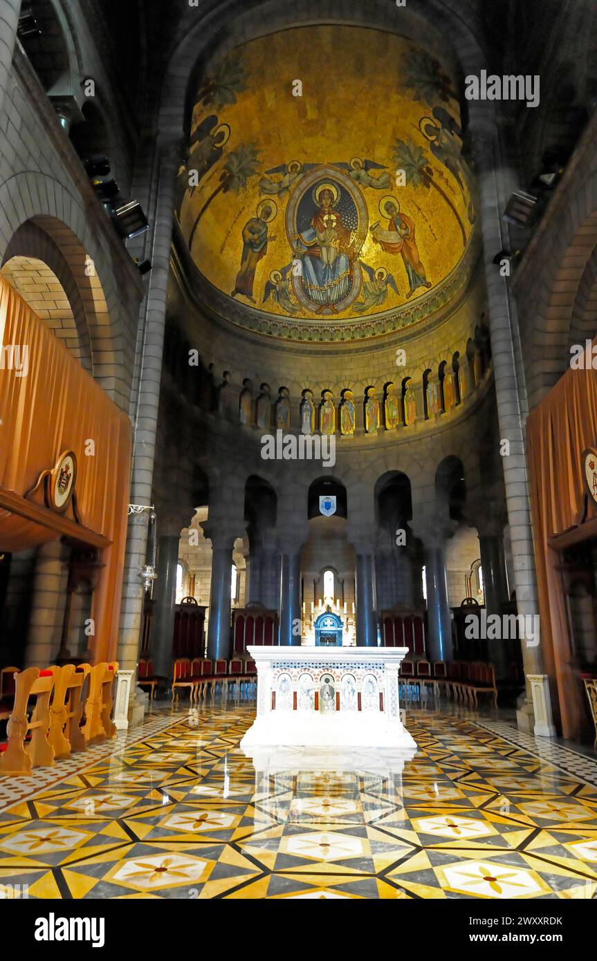 Kathedrale, Monte Carlo, Fürstentum Monaco, das Innere einer Kirche mit einem herrlichen Altar und einer goldenen Kuppel mit Mosaiken, Cote d'Azur Stockfoto