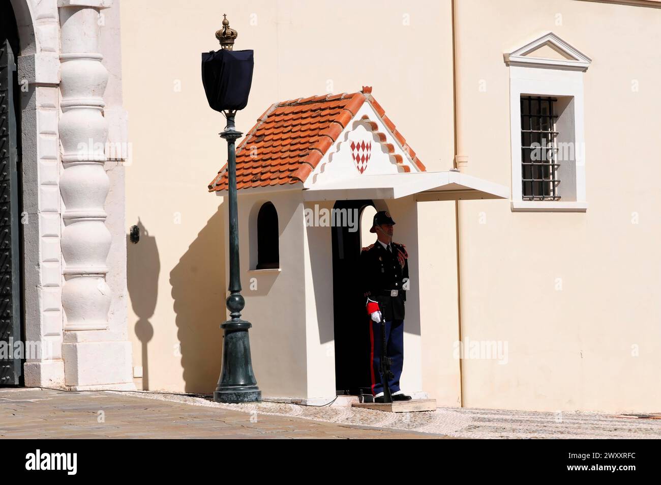 Wechsel der fürstlichen Garde um 12 Uhr vor dem Fürstenpalast, Fürstentum Monaco, Eine uniformierte Wache unter einem kleinen Baldachin neben Stockfoto