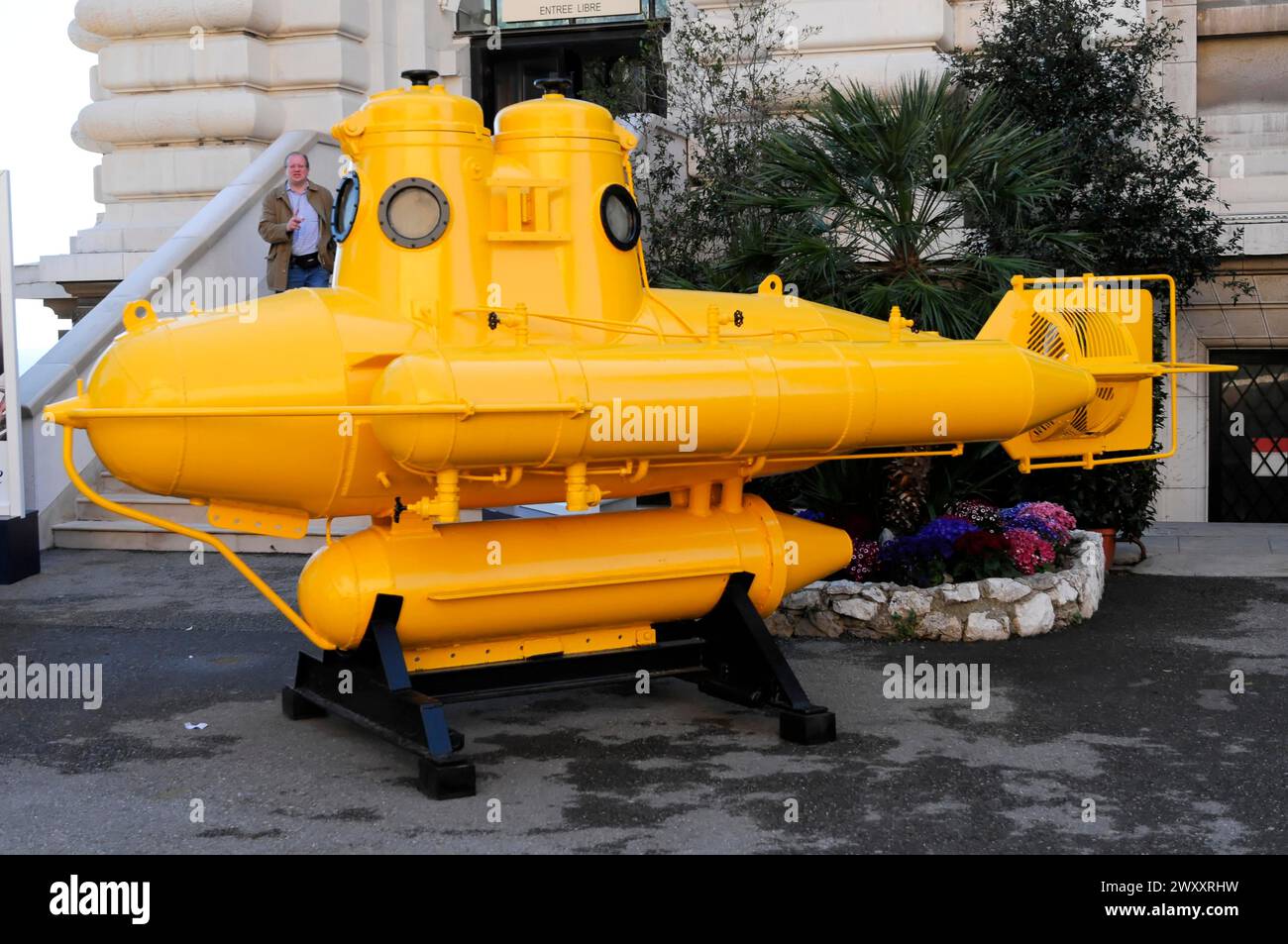 Mini-U-Boot vor dem Ozeanographischen Museum, Monte Carlo, Fürstentum Monaco, wird Ein gelbes U-Boot-Modell im Freien neben einem präsentiert Stockfoto