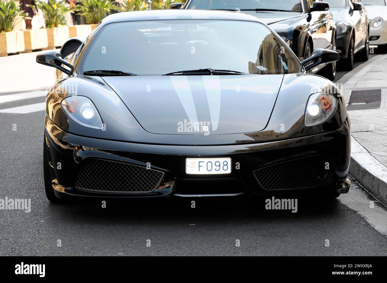 Ferrari 430 im Kasino Monte Carlo, Ein schwarzer Sportwagen, der auf einer Straße parkt, verströmt sein elegantes Design Luxus, Monte Carlo, Fürstentum Monaco Stockfoto