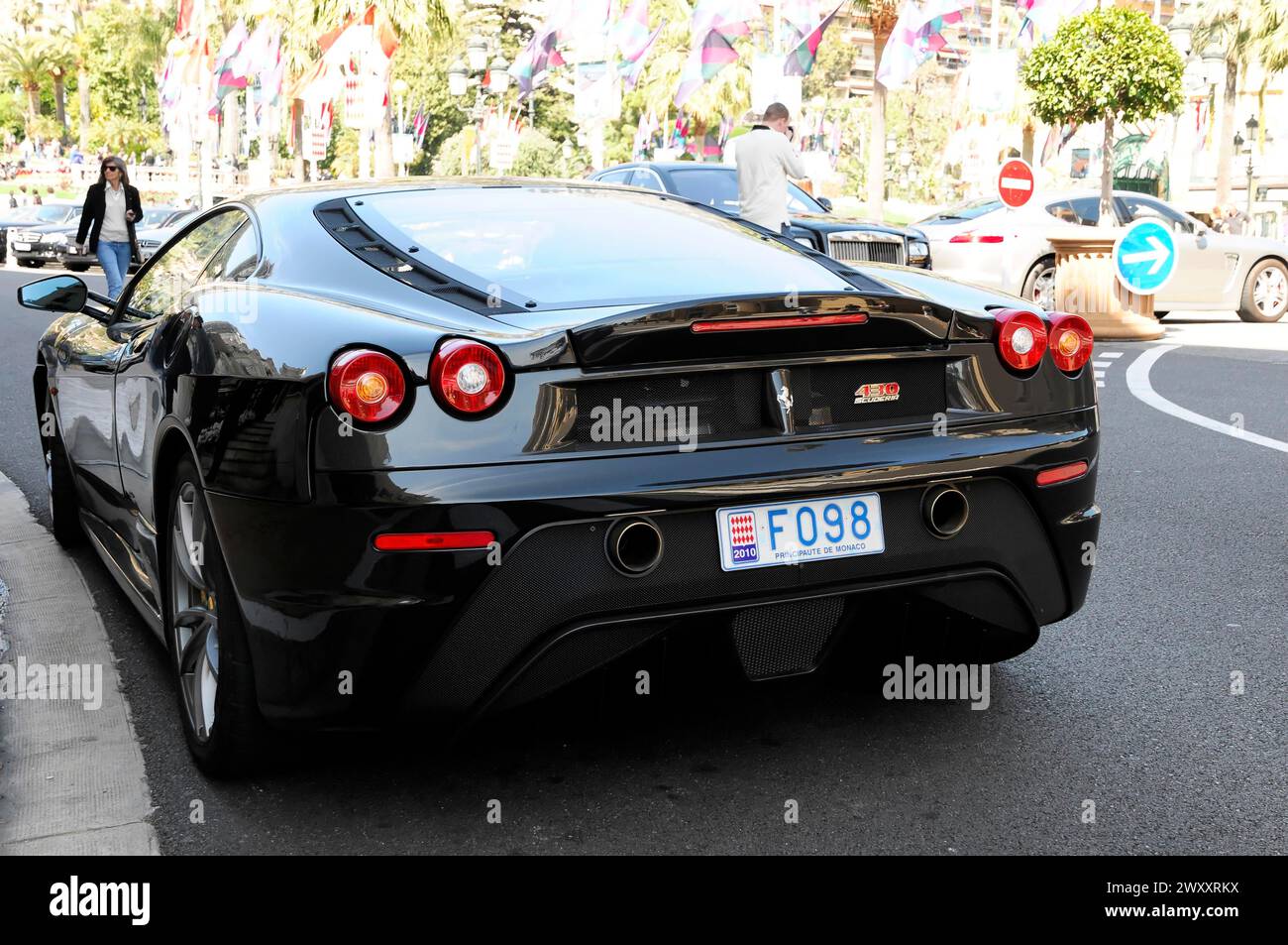 Ferrari 430 im Casino Monte Carlo, Ein schwarzer Ferrari, der auf einer Stadtstraße parkt, umgeben von Gebäuden, Monte Carlo, Fürstentum Monaco, Monaco Stockfoto