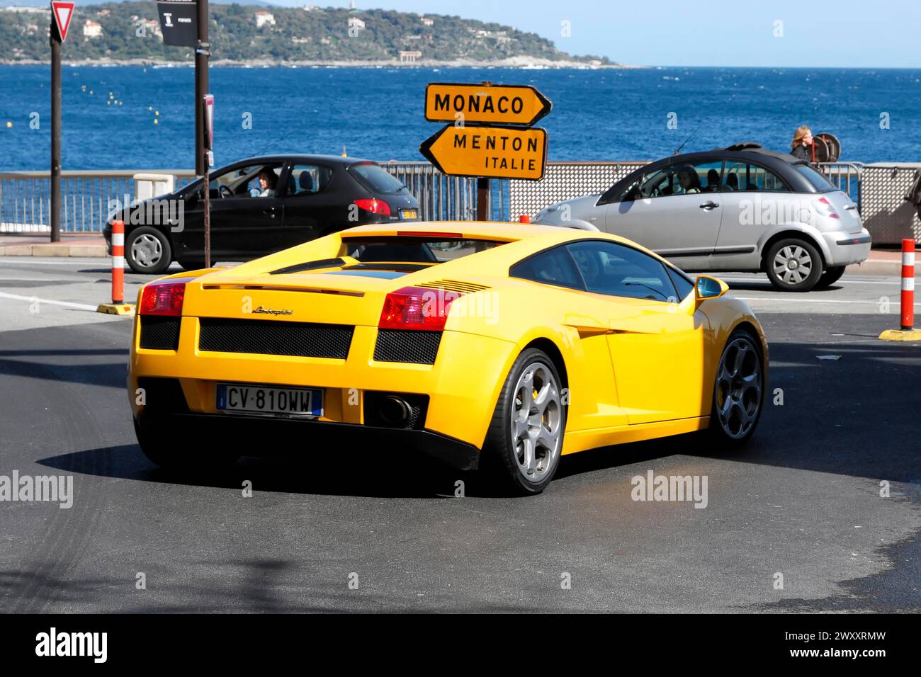Ein gelber Lamborghini fährt auf einer Straße in Monaco in der Nähe des Meeres, Monte Carlo, Fürstentum Monaco, Monaco, Cote d'Azur Stockfoto