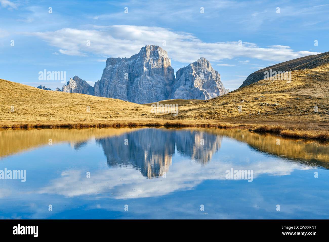 Lagetto di Baste, Belluno, Pelmo Massiv, Mondeval Plateau, Passo di Giau, Dolomiten, Herbst, Reflexion, blauer Himmel Stockfoto