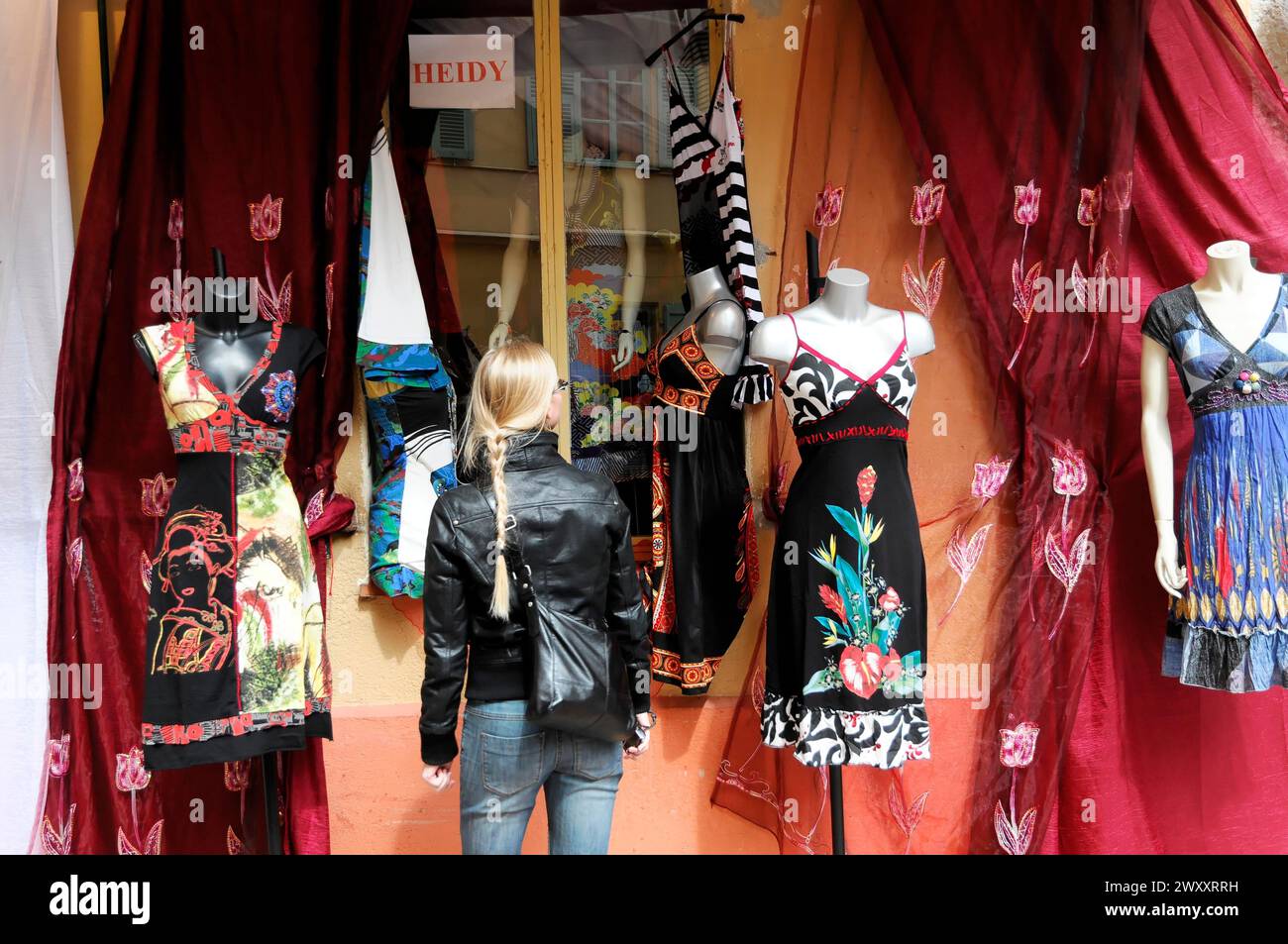 Blick auf einen Kleiderladen mit verschiedenen Kleidungsstücken im Fenster, Nizza, Cote d'Azur, Frankreich Stockfoto