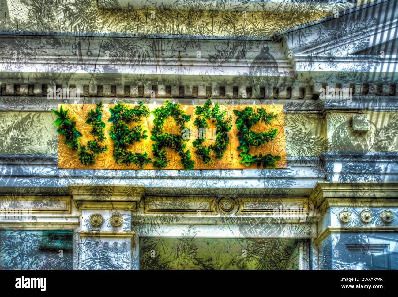 VERDE Schriftzug, Verde, Letter, Schriftdesign, Shop Front, künstlerische Fotografie, Verfremdung, Kartenmotiv, kreative Fotografie, Reutlingen Stockfoto