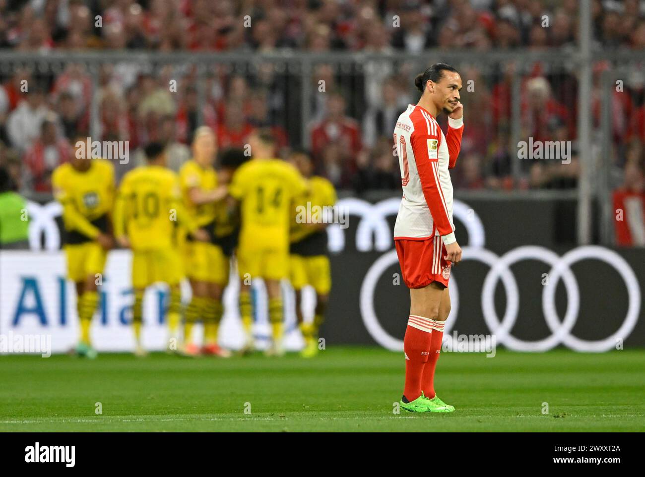 Torfeier bei Borussia Dortmund, Enttäuschung beim Leroy Sane FC Bayern München FCB (10), Deutscher Classico FC Bayern München FCB gegen Borussia Stockfoto