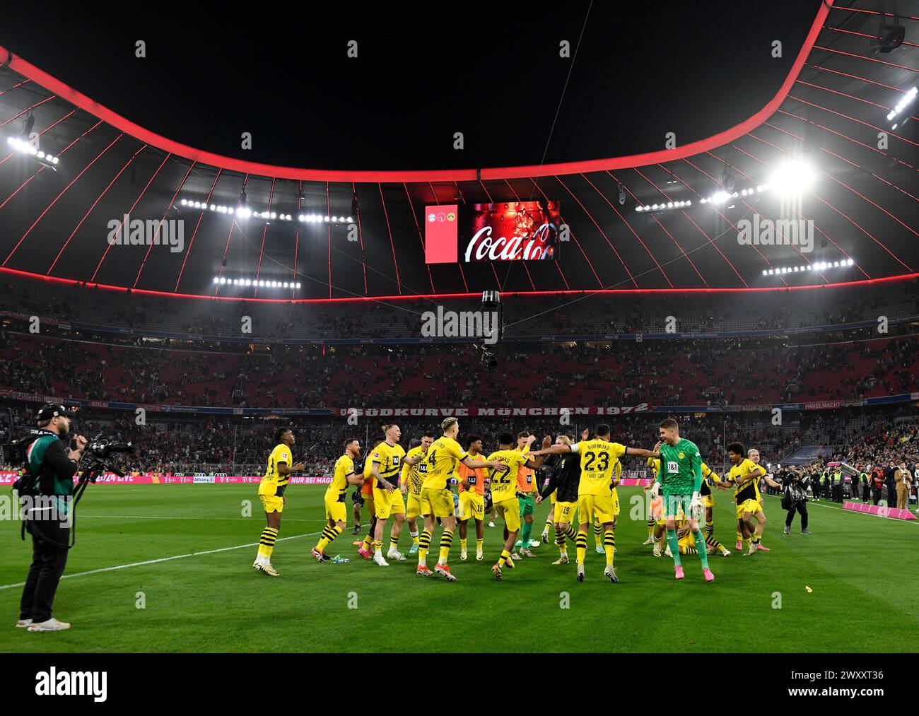 Dortmunder Spieler feiern Sieg, Tanz, Deutscher Classico FC Bayern München FCB gegen Borussia Dortmund BVB, Allianz Arena, München, Bayern, Deutschland Stockfoto