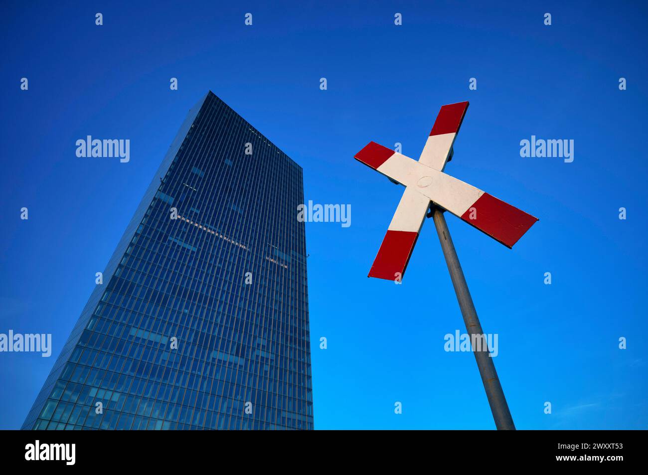 St Andrew's Cross, Straßenschild, Europäische Zentralbank, EZB, Osthafen, Ostende, Blue Hour, Frankfurt am Main, Hessen, Deutschland Stockfoto