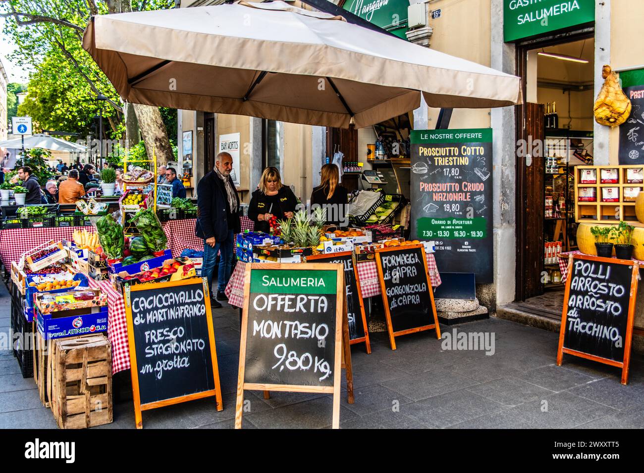 Gemüseladen, Bezirk Cavana mit seinen zahlreichen Bars und Restaurants, Triest, Hafenstadt an der Adria, Friaul, Italien, Triest, Friaul, Italien Stockfoto