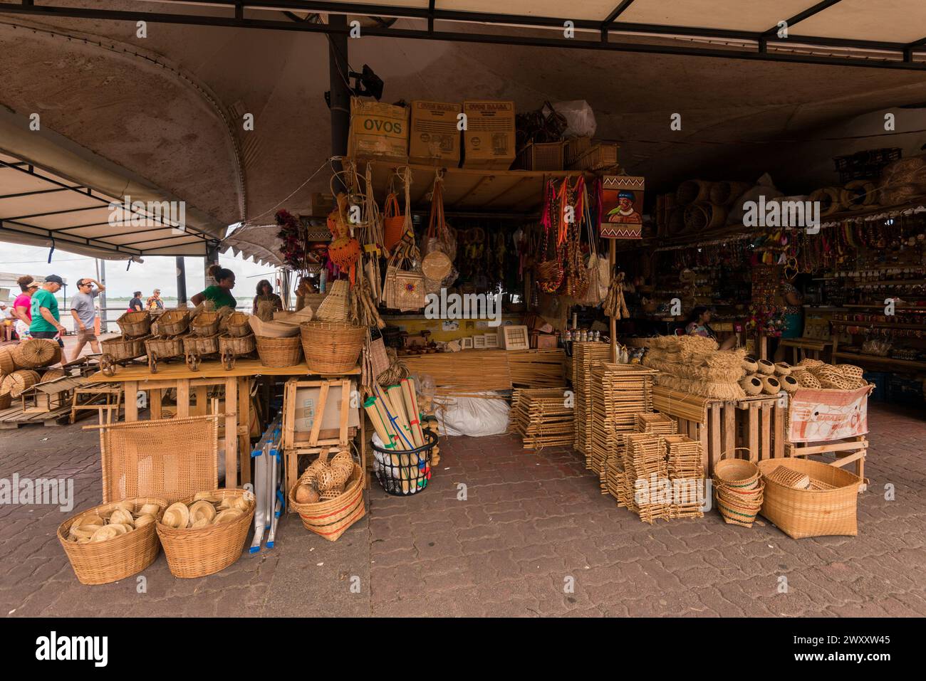 Belem, Brasilien - 26. Dezember 2023: Einheimische und amazonische Handwerksprodukte zum Verkauf auf der Freiluftmesse Ver o Peso. Stockfoto