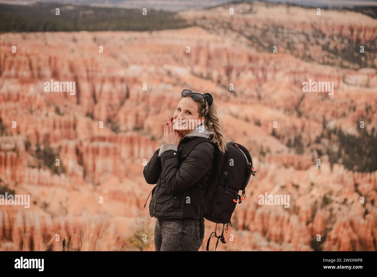 Frau genießt den Blick über den Bryce Canyon in Utah Stockfoto