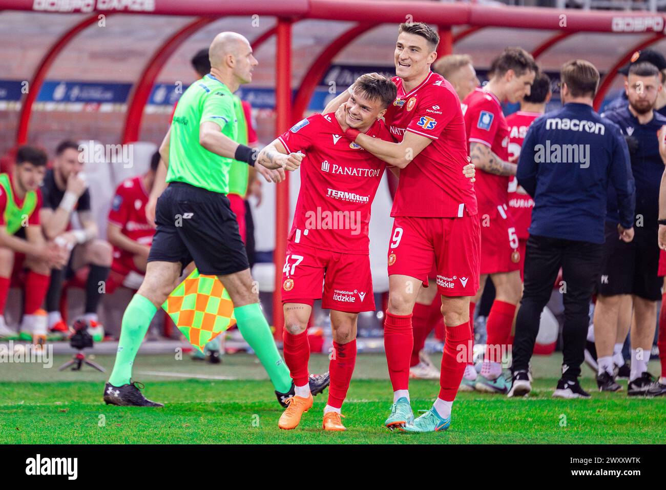 Lodz, Polen. April 2024. Antoni Klimek (L) und Jordi Sanchez Ribas (R) aus Widzew feiern ein Tor beim polnischen PKO Ekstraklasa League Spiel zwischen Widzew Lodz und Korona Kielce im Widzew Lodz Municipal Stadium. Endergebnis: Widzew Lodz gegen Korona Kielce 3:1. Quelle: SOPA Images Limited/Alamy Live News Stockfoto