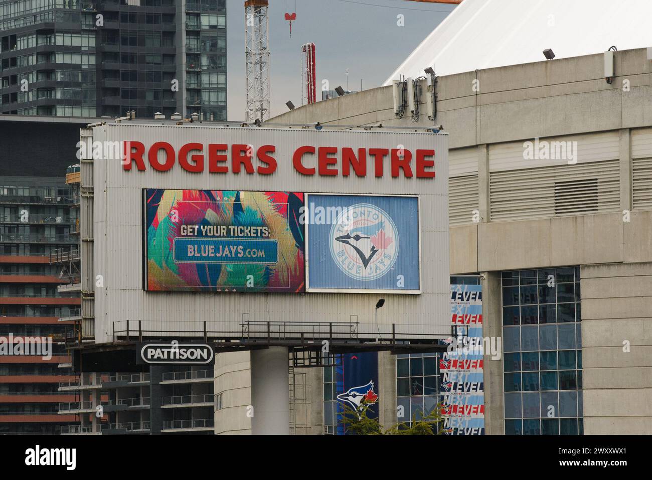 Toronto, ON, Kanada – 23. August 2023: Rogers Centre ist ein vielseitiges Stadion mit einziehbarem Dach in der kanadischen Innenstadt von Toronto Stockfoto