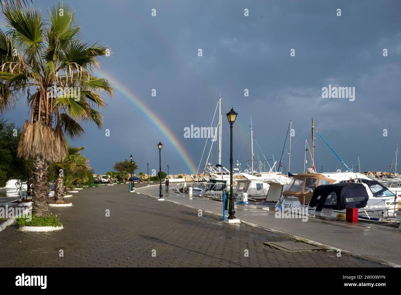 Blick auf den Hafen von Sidi Bou Said, eine malerische Stadt und beliebte Touristenattraktion, etwa 20 km nordöstlich der Hauptstadt Tunis Stockfoto