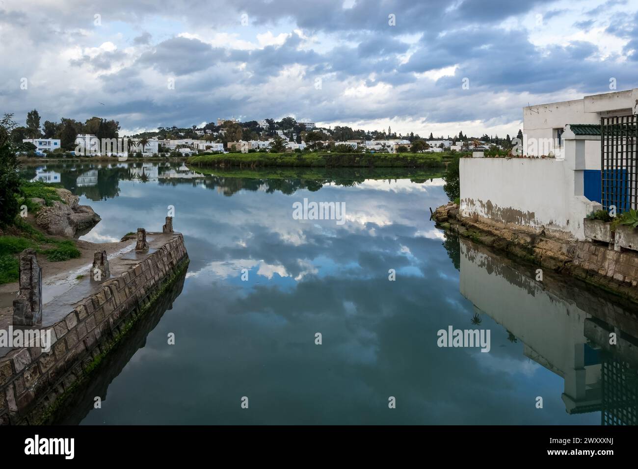 Blick auf den Hafen von Sidi Bou Said, eine malerische Stadt und beliebte Touristenattraktion, etwa 20 km nordöstlich der Hauptstadt Tunis Stockfoto