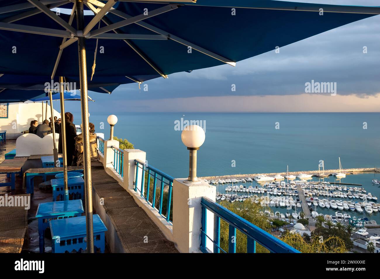 Blick auf Sidi Bou Said, eine malerische Stadt und beliebte Touristenattraktion im Norden Tunesiens, etwa 20 km nordöstlich der Hauptstadt Stockfoto