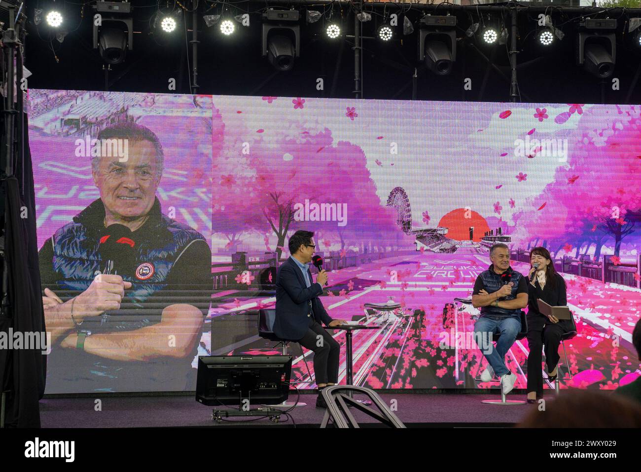 Tokio, Japan, 03. April 2024. Vor dem Grand Prix von Japan am kommenden Wochenende der FORMEL 1 MSC CRUISES 2024 findet das FI Tokyo Festival in Roppangi Hills statt. Der französische Rennfahrer Jean Alesi wird vor einer kleinen Menge Fans interviewt. Er freute sich sehr, in Tokio zu sein, war aber nicht so glücklich darüber, dass sein Gepäck noch in Paris war. Er nahm sich also buchstäblich ein frisches T-Shirt, um heute Morgen an der Veranstaltung teilzunehmen. Dies ist der zweite Tag der Veranstaltung, an dem mehr Rennfahrer den ganzen Tag über interviewt werden. Credit-Malcolm Fairman, Alamy Live News. Stockfoto