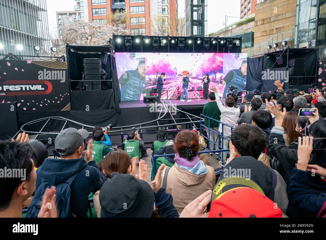Tokio, Japan, 03. April 2024. Vor dem Grand Prix von Japan am kommenden Wochenende der FORMEL 1 MSC CRUISES 2024 findet das FI Tokyo Festival in Roppangi Hills statt. Der französische Rennfahrer Jean Alesi wird vor einer kleinen Menge Fans interviewt. Er freute sich sehr, in Tokio zu sein, war aber nicht so glücklich darüber, dass sein Gepäck noch in Paris war. Er nahm sich also buchstäblich ein frisches T-Shirt, um heute Morgen an der Veranstaltung teilzunehmen. Dies ist der zweite Tag der Veranstaltung, an dem mehr Rennfahrer den ganzen Tag über interviewt werden. Credit-Malcolm Fairman, Alamy Live News. Stockfoto