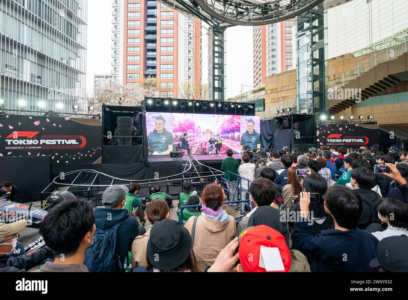 Tokio, Japan, 03. April 2024. Vor dem Grand Prix von Japan am kommenden Wochenende der FORMEL 1 MSC CRUISES 2024 findet das FI Tokyo Festival in Roppangi Hills statt. Der französische Rennfahrer Jean Alesi wird vor einer kleinen Menge Fans interviewt. Er freute sich sehr, in Tokio zu sein, war aber nicht so glücklich darüber, dass sein Gepäck noch in Paris war. Er nahm sich also buchstäblich ein frisches T-Shirt, um heute Morgen an der Veranstaltung teilzunehmen. Dies ist der zweite Tag der Veranstaltung, an dem mehr Rennfahrer den ganzen Tag über interviewt werden. Credit-Malcolm Fairman, Alamy Live News. Stockfoto