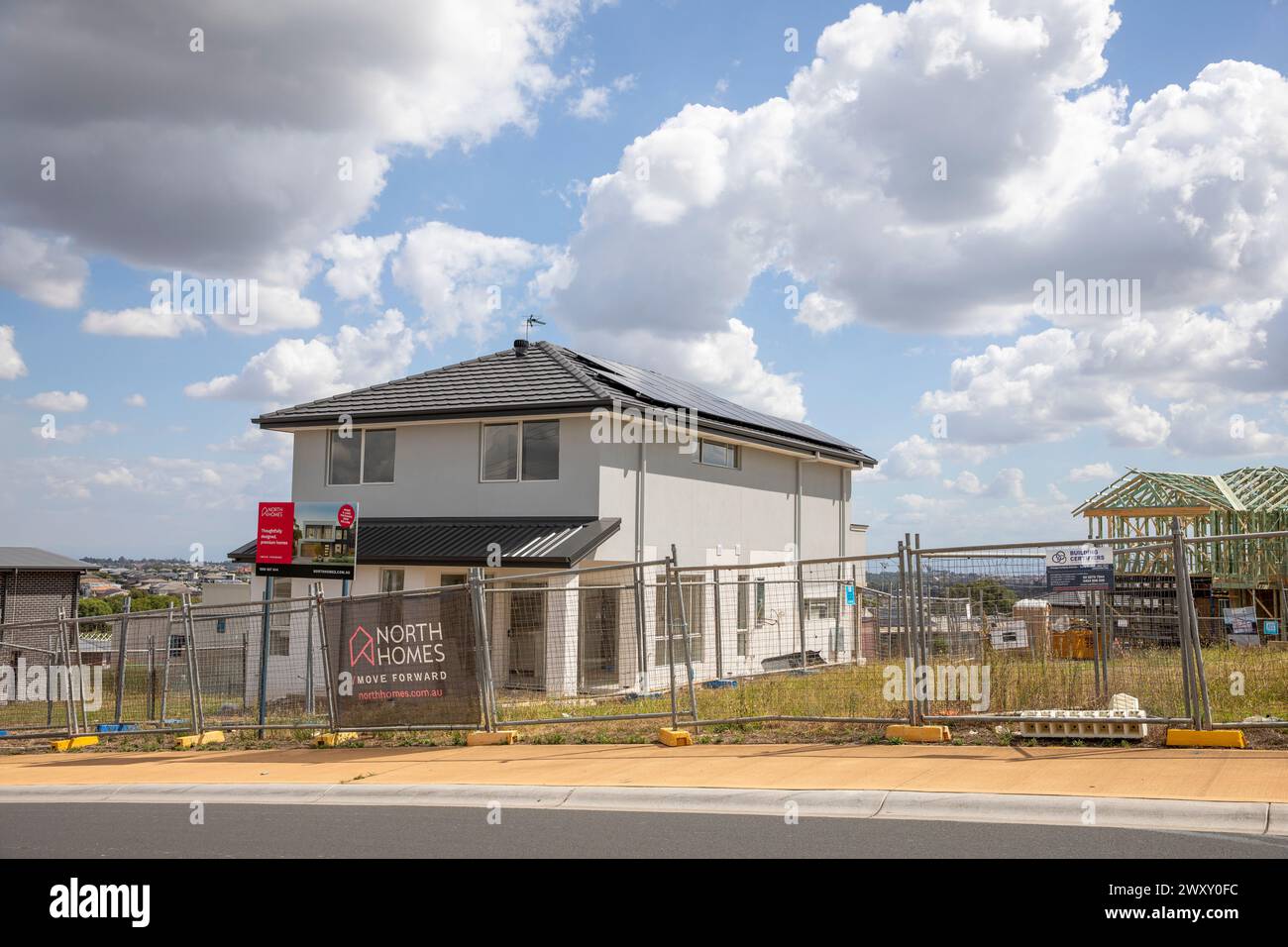 Neue Häuser werden in Kellyville, Hills Shire Vorort von Sydney gebaut, wo eine erhebliche Nachfrage nach Wohnraum besteht, Sydney, NSW, Australien, 2024 Stockfoto