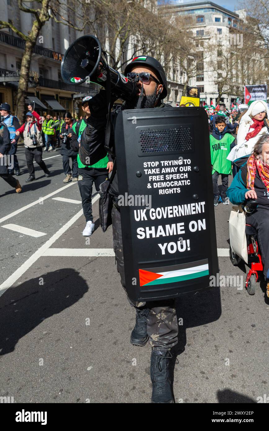 Protest gegen die Eskalation der Militäraktion im Gazastreifen während der Konflikt zwischen Israel und Hamas andauert. Männlich in Uniform im para-Militärstil Stockfoto Protest gegen die Eskalation der Militäraktion im Gazastreifen während der Konflikt zwischen Israel und Hamas andauert. Männlich in Uniform im para-Militärstil Stockfoto