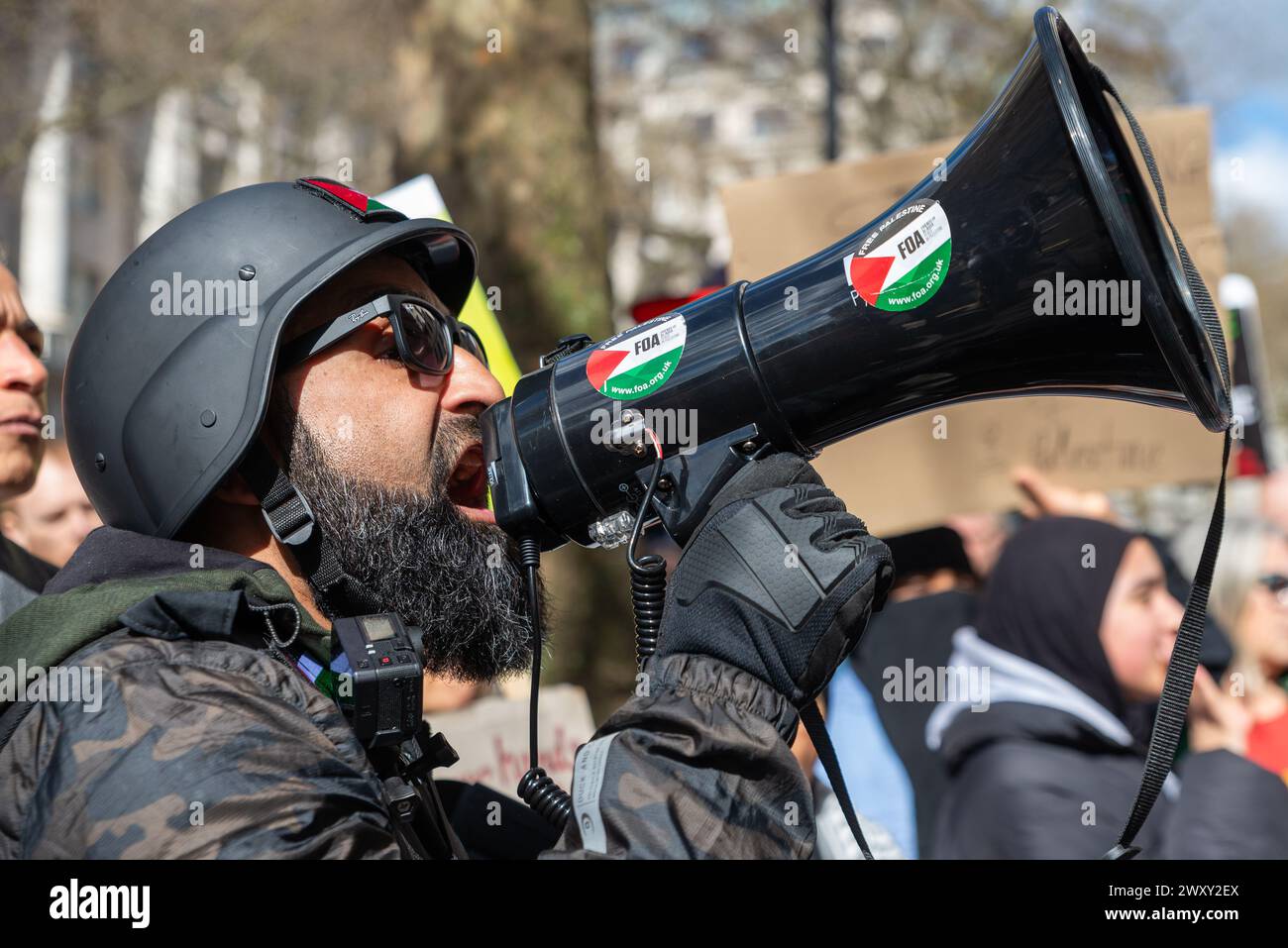 Protest gegen die Eskalation der Militäraktion im Gazastreifen während der Konflikt zwischen Israel und Hamas andauert. Männlich in Uniform im para-Militärstil Stockfoto