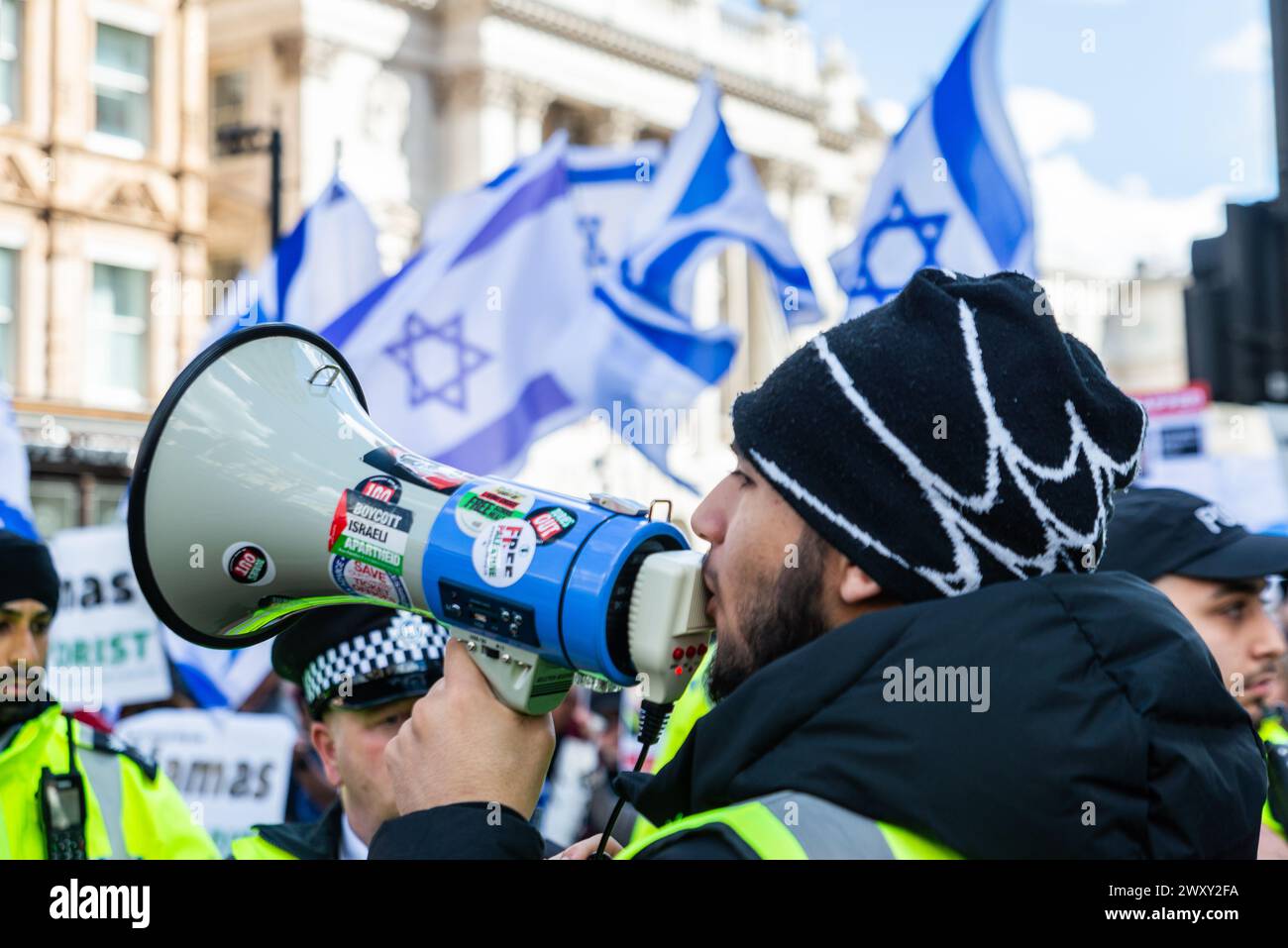 Der Protest gegen den Konflikt zwischen Israel und der Hamas geht weiter. Pro-palästinensische Demonstranten durch Israel Flaggen von Gegenprotestantisten Stockfoto