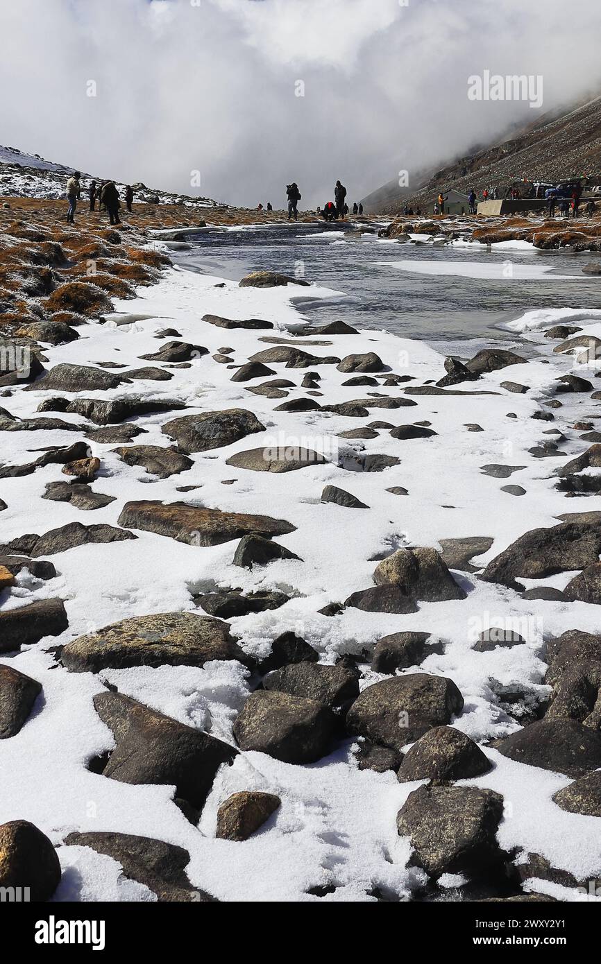 Zero Point, ein beliebtes Touristenziel im Norden von sikkim, umgeben von schneebedeckten Bergen, einem Gebirgsbach, der durch das Alpental in indien fließt Stockfoto