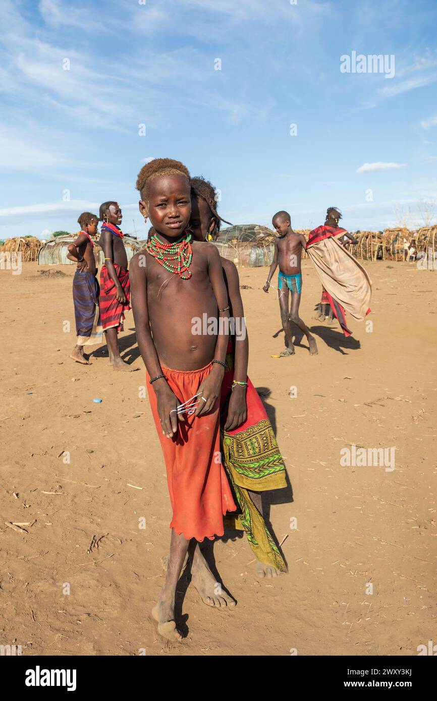 Omorate, Omo Valley, Äthiopien - 11. Mai 2019: Porträt eines Mädchens aus dem afrikanischen Stamm Dasanesh. Daasanach sind die in Ethi lebenden ethnischen Gruppen der Cushiten Stockfoto