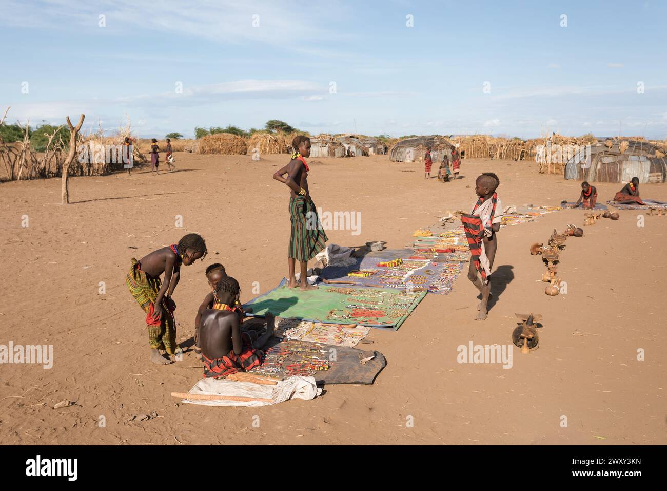 Omorate, Omo Valley, Äthiopien - 11. Mai 2019: Kinder aus dem afrikanischen Stamm Dasanesh bieten handgemachte Souvenirs. Daasanach sind Cushitic ethnischen Grou Stockfoto