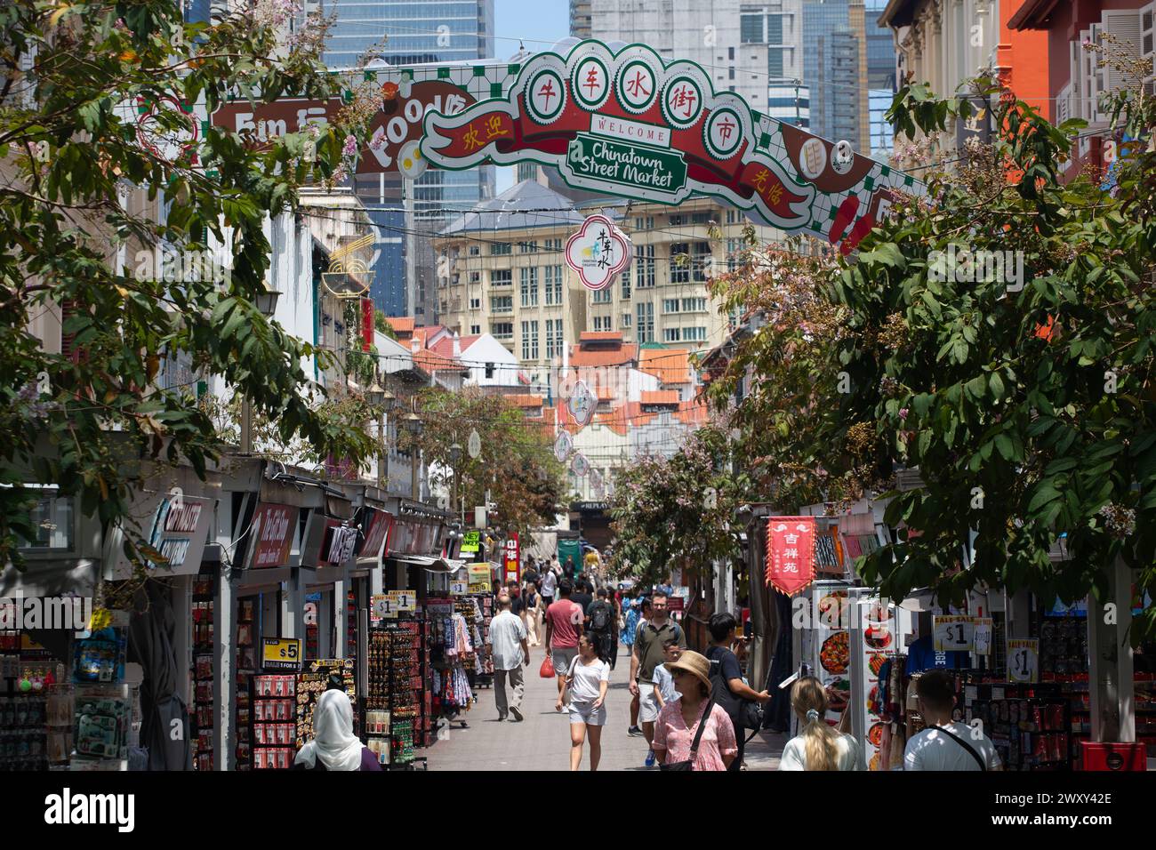 3. April 2024. Szene der Chinatown Pagoda Street mit Touristen, die Souvenirs und Restaurants, Annehmlichkeiten, beliebte Aktivitäten, Singapur. Stockfoto