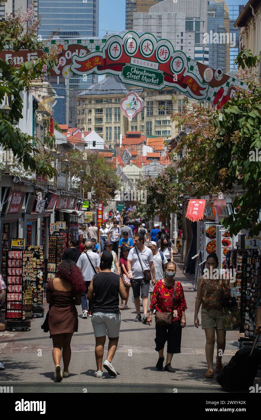 3. April 2024. Vertikale Straßenszene einer überfüllten Pagodenstraße. Touristen, die bei heißem Wetter am Nachmittag spazieren gehen, Chinatown, Singapur. Stockfoto
