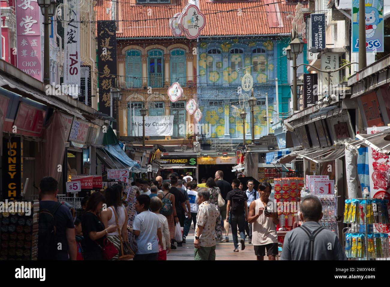 3. April 2024. Bezaubernde Aussicht auf die Chinatown Street, die erhaltenen Shophouses und die Straße voller Reisende, die das beliebte Wahrzeichen erkunden. Singapur. Stockfoto