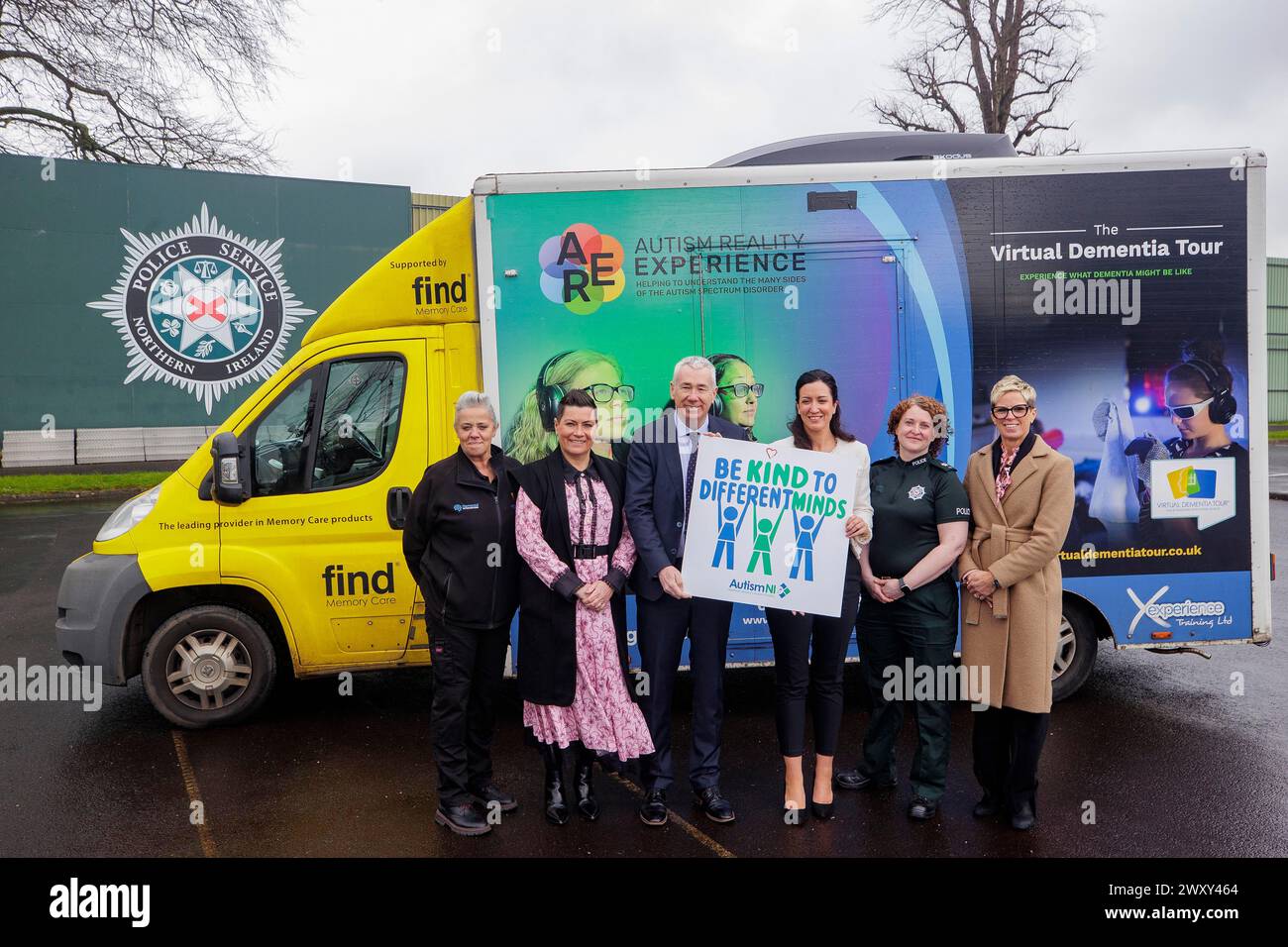 (Von links) Sally Marais, Trainerin Training2Care, Carol Mounce, PSNI's Occupational Health and Well-Being Manager, Jon Boutcher, Chief Constable des Police Service of Northern Ireland, Kerry Boyd, CEO bei Autism NI, Finola Dornan, temporäre Superintendentin beim Police Service of Northern Ireland und Advocate für Neurodiversität, und Clare Duffield, Assistant Chief Officer for People and Organisational Development, beim Training2Care Autism Virtual Reality Experience Vehicle am PSNI College in Garnerville Rd, Belfast. Die Polizei in Nordirland hat nach einem Wal eine große Lernerfahrung gemacht Stockfoto