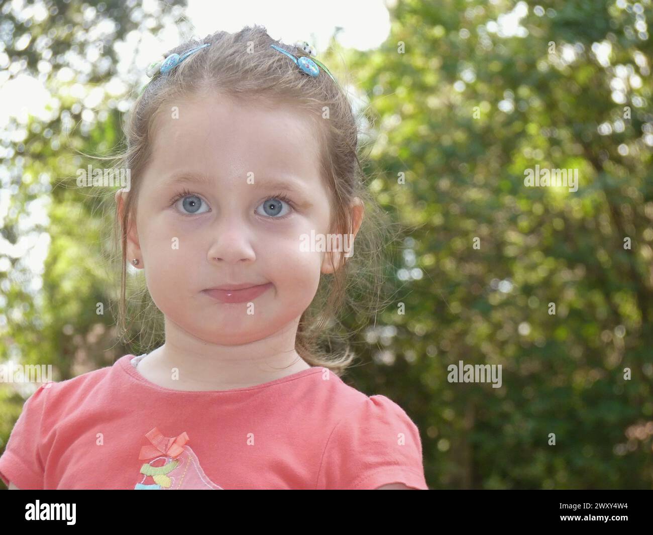 Blauäugiges Mädchen mit einem hübschen Gesicht, das lächelt Stockfoto