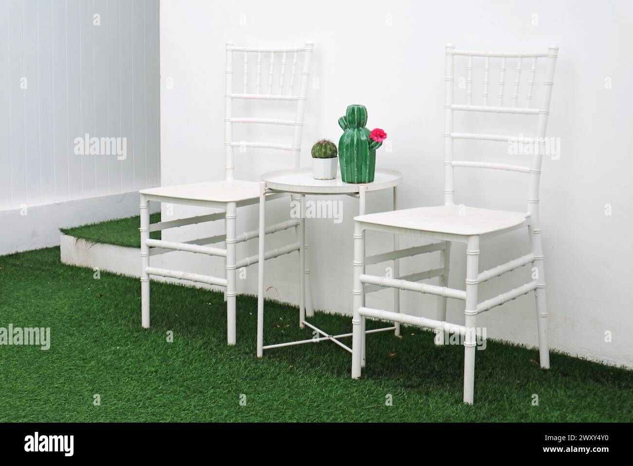Ein paar weiße Stühle im Garten Stockfoto