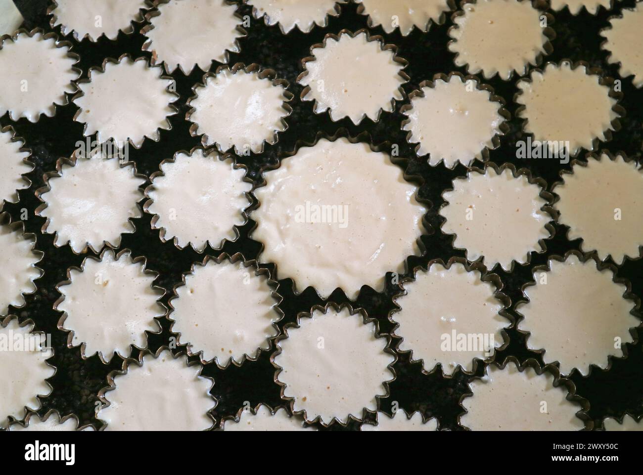 Mittelgebackener Teig Portugiesisch-siamesischer Kudeejeen-Cupcakes in einem Brasilianer Stockfoto