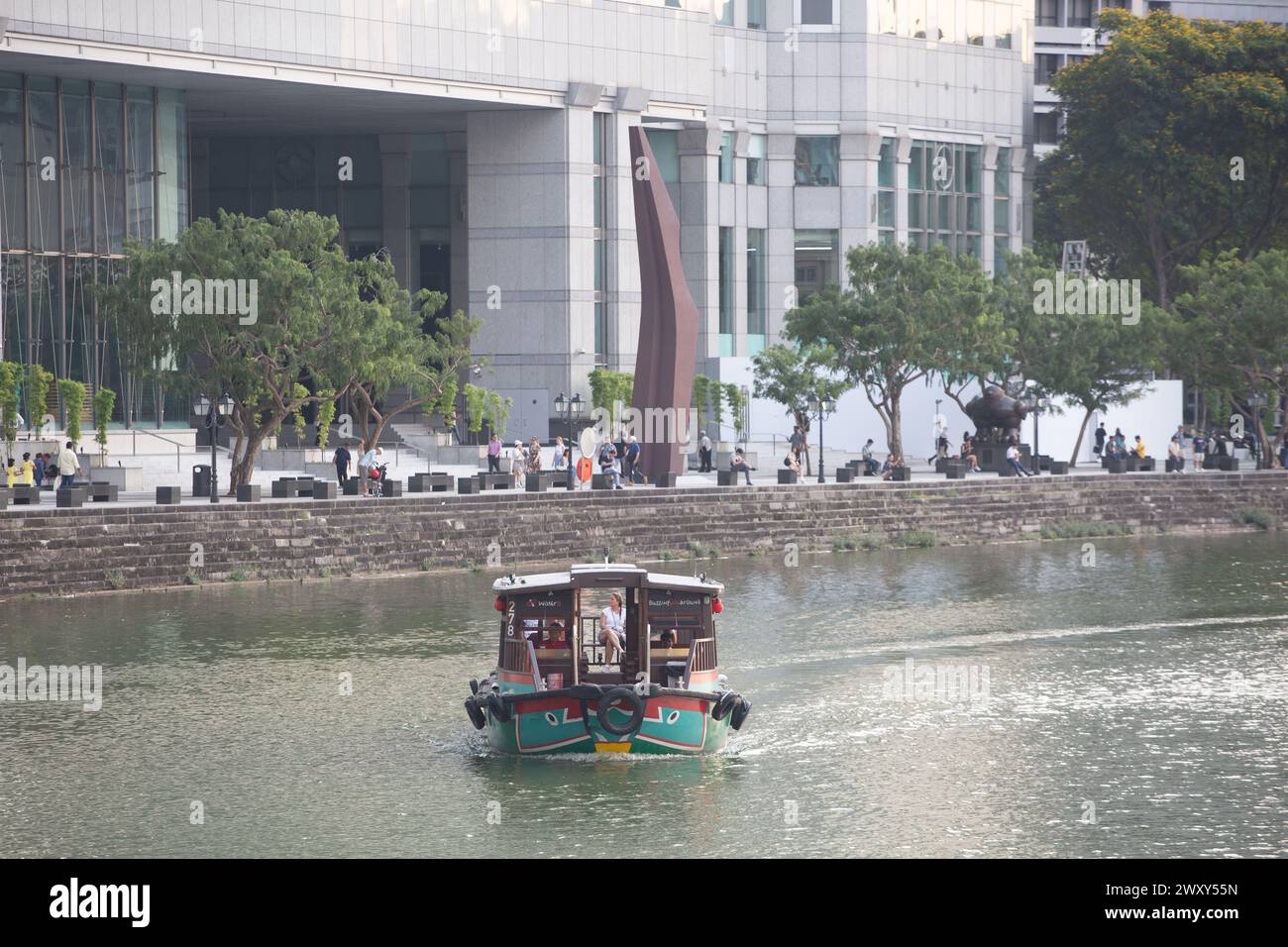 3. April 2024. Der Bug of Bum Bootsfahrt sauberen Fluss mit einem Touristen dahinter genießen Sie die malerische Aussicht der Stadt. Singapur City. Stockfoto