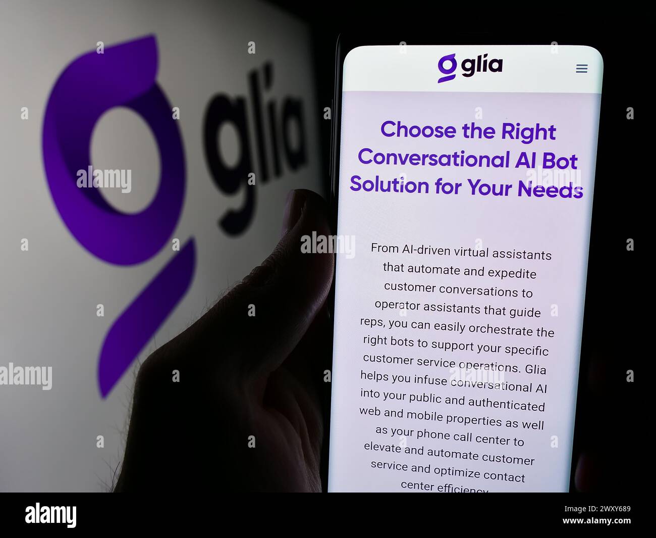 Person mit Smartphone und Webseite des US-amerikanischen Unternehmens für Kundeninteraktion Glia Technologies Inc. Mit Logo. Konzentrieren Sie sich auf die Mitte des Telefondisplays. Stockfoto