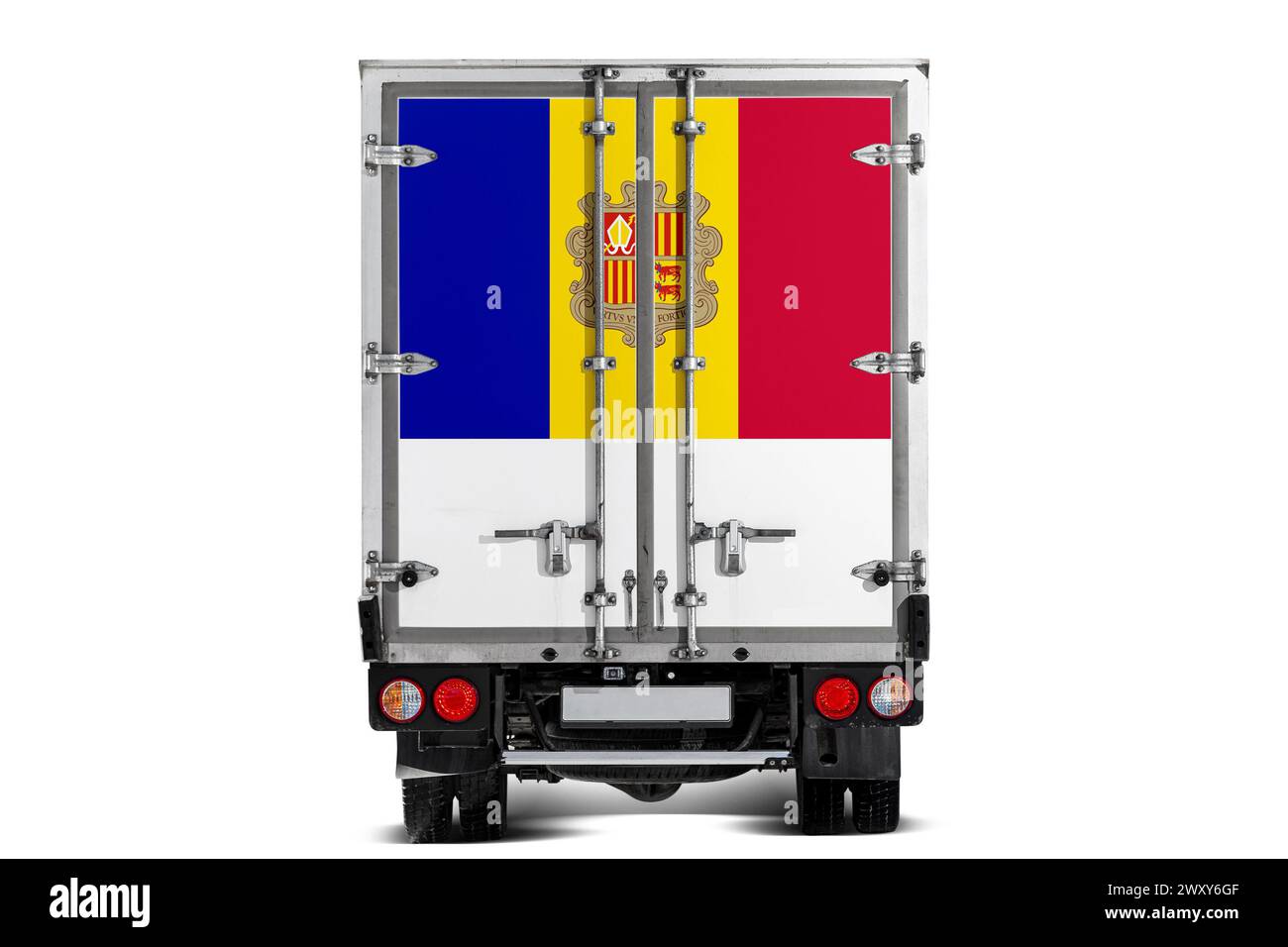 Ein Lkw mit der Nationalflagge von Andorra auf der Heckklappe fährt vor weißem Hintergrund. Konzept von Export-Import, Transport, natio Stockfoto