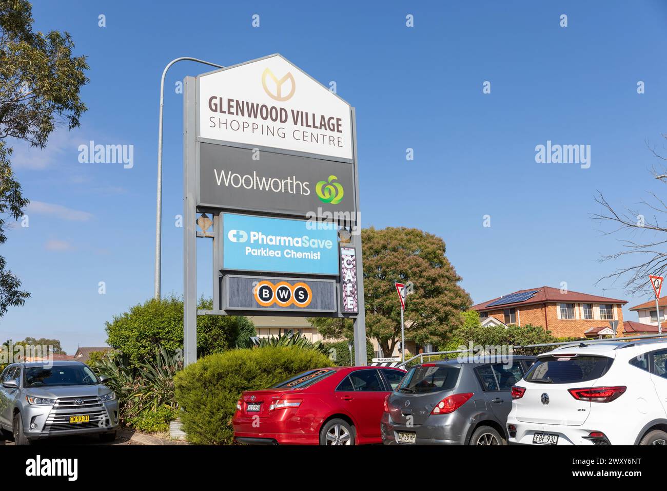 Glenwood Vorort von Sydney, in der Stadt Blacktown, mit Glenwood Einkaufszentrum mit Woolworths Supermarkt und Geschäften für die lokale Gemeinde, Australien Stockfoto