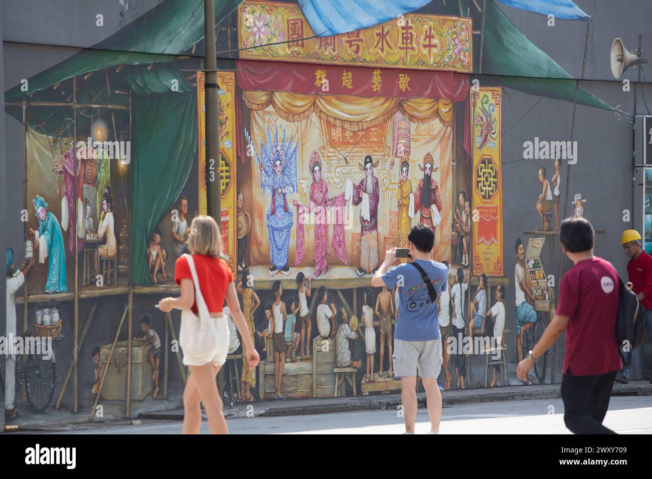 2. April 2024. Wandgemälde der chinesischen Oper in Chinatown, Besucher halten an, um ein Foto mit seinem Handy zu machen. Gezeichnet vom lokalen Künstler Yip Yew Chong. Singapur. Stockfoto